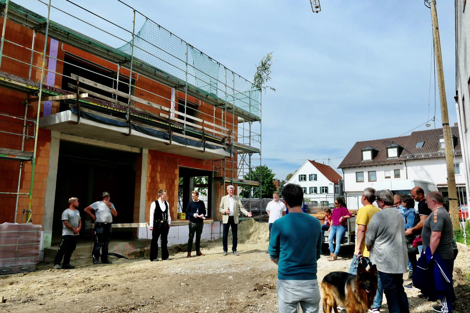 Hebauf Dorfladen mit Bürgermeister, Architekten, Handwerkern und Anwohnern